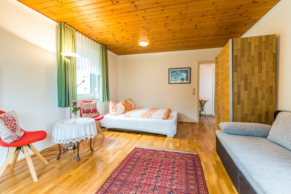 Ferienwohnung im EG: Erdgeschoss - Wohnzimmer mit Schlafcouch als Zusatzbett. Haus Christine am Vogelsang, Ferienwohnungen in Lindau am Bodensee.