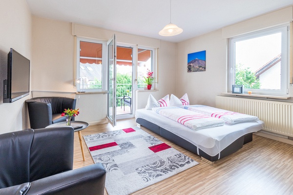 Ferienwohnung im OG: 1. Obergeschoss - Wohnzimmer mit Schlafcouch als Zusatzbett. Haus Christine am Vogelsang, Ferienwohnungen in Lindau am Bodensee.